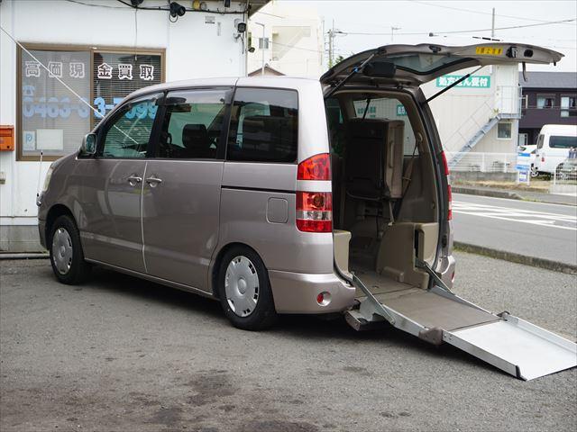 　福祉車両　電動スロープ　２列目車いす１名　電動固定装置　後退防止ベルト　サードシート付き　オートエアコン　リヤエアコン　バイザー　取説保証書