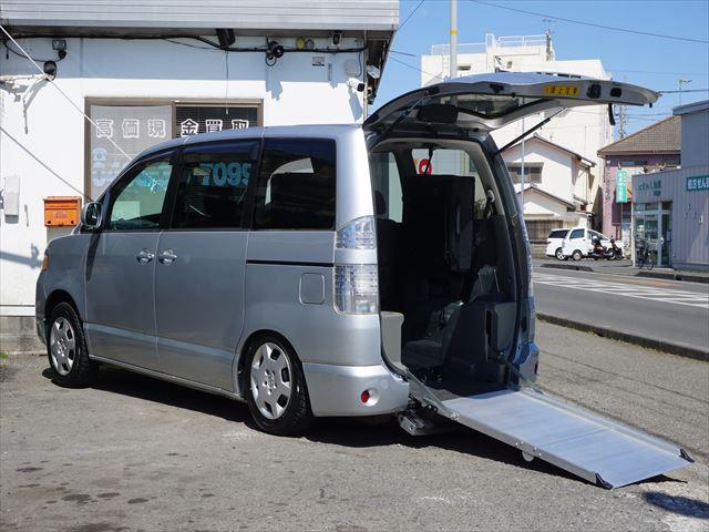 ヴォクシー(トヨタ) 福祉車両　車いす２脚仕様　電動スロープ　セカンドセーフティーベルト電動固定装置　サード手動固定装置　７名　禁煙車 中古車画像