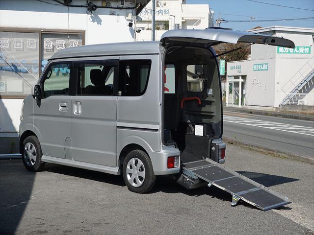 福祉車両チェアキャブスロープ分割式リヤシート