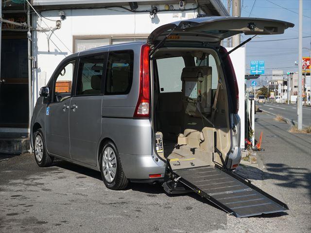 セレナ（日産）　福祉車両チェアキャブスロープ車いす２名　２列目電動ウィンチ３列目後退防止ベルト　ナビバックカメラ　キーレス 中古車画像