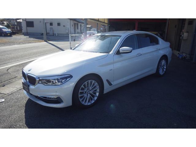 ５シリーズ(BMW) ５２３ｄ　ラグジュアリー　走行７４００ＫＭ　パールホワイト　本革シートシートヒーター　ヘッドアップディスプレイ　純正ナビ地デジフルセグＴＶ３６０度モニター　全ドアクロージャ−　ＬＥＤヘッドライト　アダプティブオートクルーズ 中古車画像