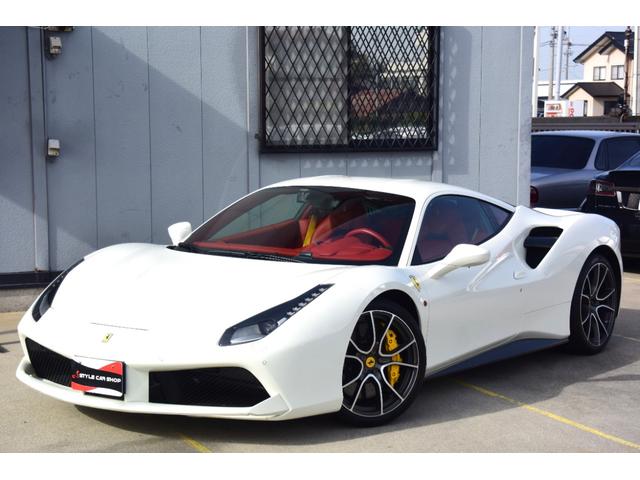 ４８８ＧＴＢ ベースグレード　カーボンパーツ　純正２０インチ　跳ね馬イエローステッチヘッドレスト（1枚目）