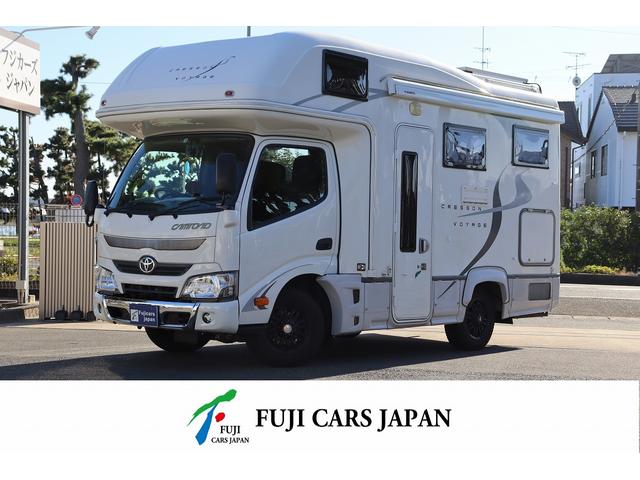 トヨタ カムロード ナッツＲＶ　クレソンボヤージュ　タイプＸ　　エボライト　家庭用エアコン　ＦＦヒーター　２００Ａｈリチウムバッテリー　走行充電　外部充電　インバーター１５００Ｗ　外部電源　シンク　ＤＣ冷蔵庫　ルーフベント　架装部モニター　サイドオーニング　電子レンジ