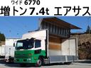 ２００番　ワイド６７７０　ベット付　増トン　積載７．４ｔ　総重量１４２３０ｋｇ　後輪エアサス　左電動格納ミラー　ＨＩＤライト　バックカメラ　集中ドアロック有り　アルミウイング　アルミウィング　車両サイズ９１６Ｘ２５０高３６１　荷台内寸６７７Ｘ２４０高２４３(1枚目)