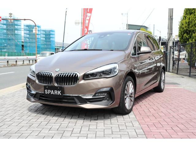 ＢＭＷ ２シリーズ ２１８ｄグランツアラー　ラグジュアリー　正規ディーラー車／ワンオーナー／淡革シート／シートヒーター／３列シート／コンフォートアクセス／ヘッドアップディスプレイ／パワーリアゲート／アクティブクルコン／バックカメラ／ミラーＥＴＣ／純正ナビ