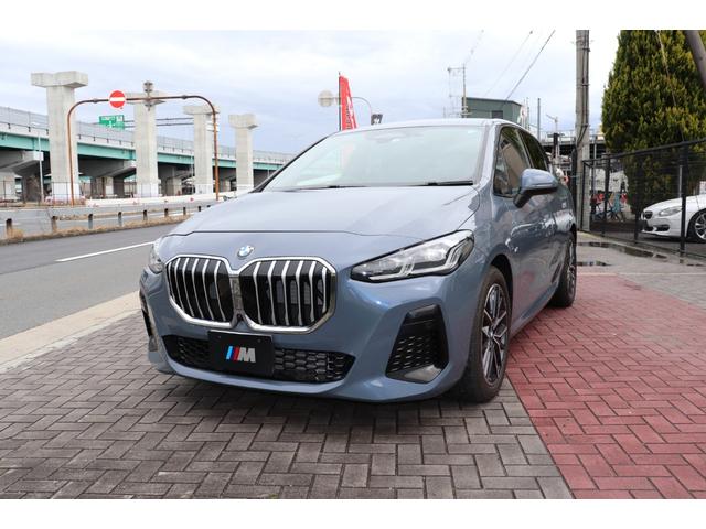 ２１８ｄアクティブツアラー　Ｍスポーツ　正規ディーラー車／ドライビングアシストプラス／パーキングアシストプラス／全周囲カメラ／インカメラ／ヘッドアップディスプレイ／オートリアゲート／ワイヤレス充電／アクティブクルコン／シートヒーター／ＥＴＣ