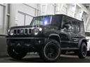 ジムニーノマド ＦＣ　アルパインナビ／アルパインＤミラー／ＤＥＬＴＡ　ＦＯＲＣＥ　ＯＶＥＲＬＡＮＤＥＲ１６ＡＷ／ＯＰＥＮ　ＣＯＵＮＴＲＹタイヤ／シートカバー／Ｐセンサー／セーフティーサポート／ＬＥＤヘッドランプ／スポイラー（1枚目）