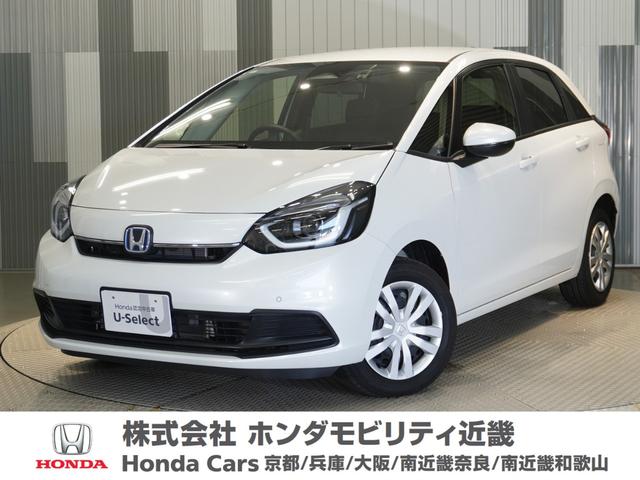 フィット ｅ：ＨＥＶホーム　当社デモカー　純正メモリーナビ　ホンダセンシング　ＬＥＤヘッドライト　オートハイビーム　ＥＴＣ　ドライブレコーダー　ＵＳＢ　スマートキー　両席エアバック　カーテンエアバック　サイドエアバッグ（1枚目）