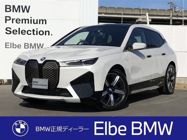 ｉＸ ｘＤｒｉｖｅ　５０　デモカー　ＡＣＣ　カーブドディスプレイ　携帯ワイヤレス充電　パノラマ　黒革　ハーマンＫ　ステアリングＨ　電動シート　シートヒーター前後　アンビエントライト　ジェスチャーコントロール　ソフトクローズドア（1枚目）