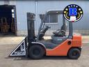 日本 　トヨタ／２．５ｔ　ディーゼル車／ＡＴ車／４６８５時間／揚高３．０ｍ／ナンバー取得可能（１６０２０）（1枚目）