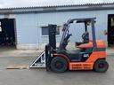 日本 　トヨタ／３．０ｔ　バッテリー車／７１６０時間／揚高３．０ｍ／ナンバー取得可能（１６７８４）（1枚目）