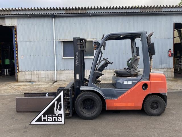 日本  トヨタ/2.5t ディーゼル車/1682時間/揚高3.0m/ナンバー取得可能(16972)(1枚目)