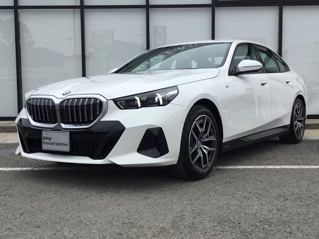 ５２３ｄ　ｘＤｒｉｖｅ　Ｍスポーツ　ＡＲ弊社試乗車　アルピンホワイト　コンフォートドライビングパッケージ　全周囲カメラ　衝突被害軽減ブレーキ　前車追従クルーズコントロール　ＡＲ画像ナビ　４ゾーンエアコン