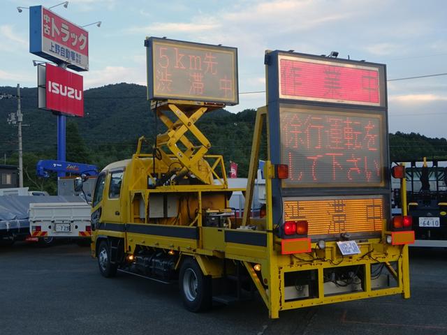 ファイター 　標識車　道路規制車　ＬＥＤ電光表示板　キタムラ産業製　４画面表示　ディーゼル発電機付　Ｗキャブ　７人乗り　標準幅　１．６ｔ積載