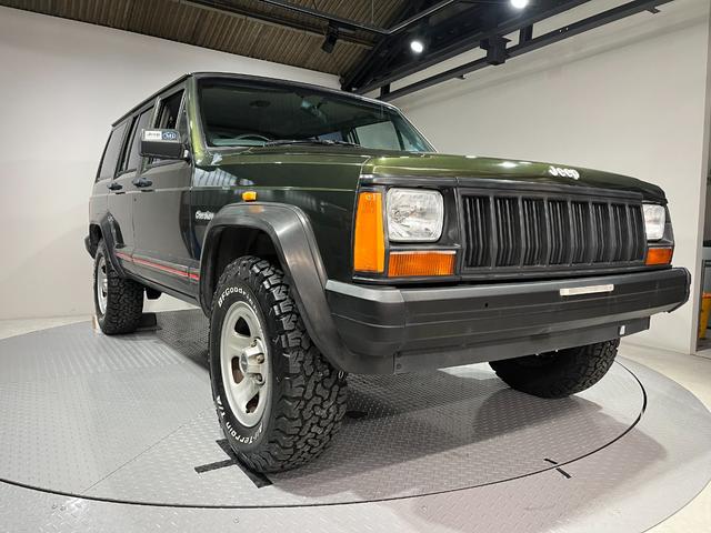 クライスラー・ジープ ジープ・チェロキー スポーツ　前期スポーツ・４ＷＤ・新品ＢＦグッドリッチオールテレーンタイヤ・モスグリーン・背面タイヤ