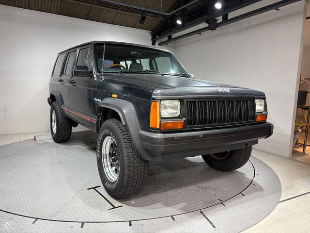 ジープ・チェロキー スポーツ 前期スポーツ・4WD・momoステアリング・リフトアップ・・ブラック・背面タイヤ(1枚目)