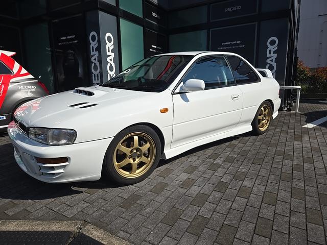 ＷＲＸタイプＲ　ＳＴｉバージョン　２ドアクーペ、１６インチＡＷ、クスコ車高調、ＨＫＳブローオフバルブ、社外マフラー、ＭＯＭＯステアリング、６点式ロールバー
