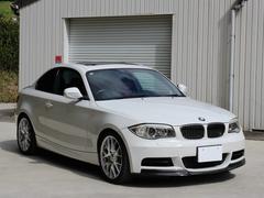 1シリーズ 135i 後期 サンルーフ 赤革シート Mスポーツ Performanceブレーキシステム HDDナビ ハーマンカードンサウンドシステム ワーク製18インチアルミホイール シートヒーター トランクスポイラー 中古車画像