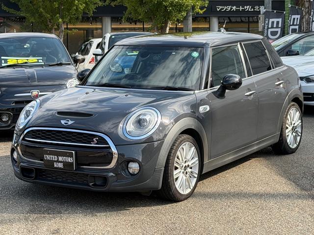 輸入車メインで、Ｇｏｏ鑑定中古車専門ディーラー！ ２７年１２月登録！純正ナビに地デジフルセグ！人気の５ドアでおススメです！