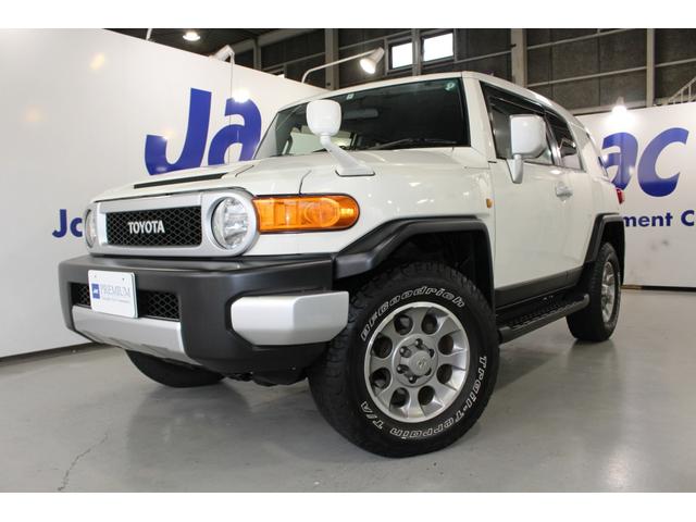 FJクルーザー カラーパッケージP/T4WD★1GR-FEタイミングチェーン ★BFGoodrichTrail-TerrainT/Aホワイトレタータイヤ&純OP17AW/サイドステップ/プライバシーガラス☆クルコン☆リアスポ☆純SDナビTVバックモニターETC☆リモコンキー2本(1枚目)