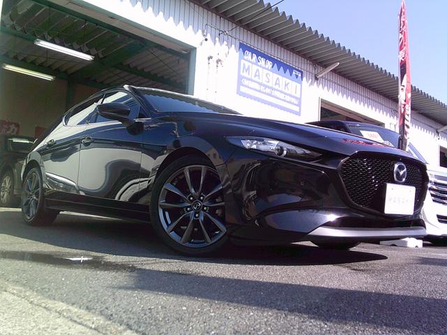 走行距離の少いＭＡＺＤＡ３ファストバックが入荷です！ スマートブレーキサポートやパーキングセンサなど安全装備も充実しています！