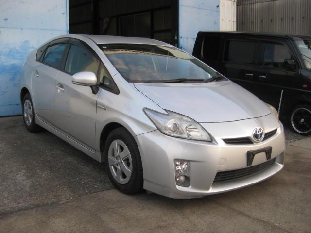 プリウス入荷しました。 ハイブリッド車がお求め易い価格で！よく距離を乗られる方にオススメです。