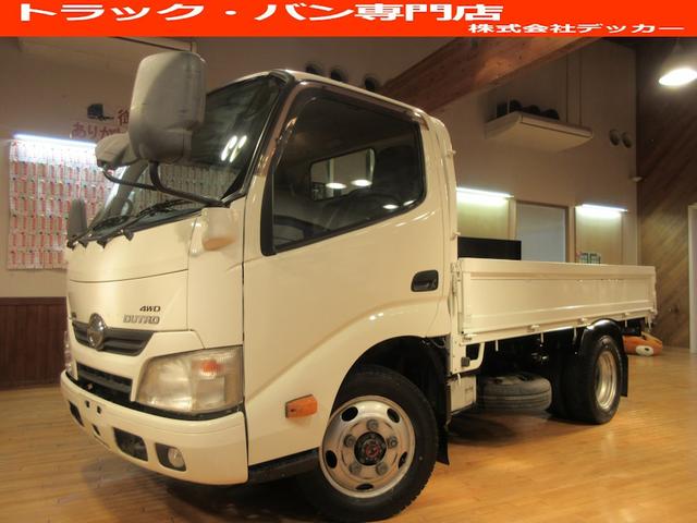 日野 デュトロ ２トン　標準　全低床　荷寸３１０／１６０／３７　４ＷＤ　５ＭＴ　床板鉄板　ロープフック　ＡＢＳ　鉄板　４駆　ラジオ　左電格ミラー　２トン車　２トンベース　ミッション　フック　２トン　車　標準キャビン　４ナンバー　ヒラボディー