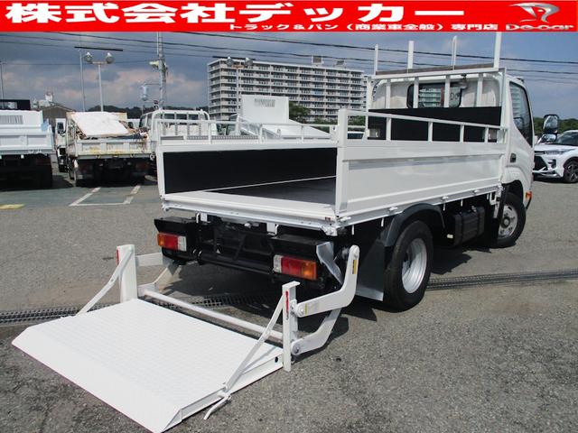 ２トン　アーム式パワーゲート　全低床　５速ＭＴ　リモコン　荷寸３０１－１６０－３８　角出し　枕木　昇降６００ｋｇ　ワンセグ　ナビ　ＡＢＳ　極東製　型式Ｓ６０１－１ＳＲＴ２　ロープフック　荷台塗装　２トン車　ターボ　１１６馬力　２トンベース　ＥＣＯＭＯＤＥ
