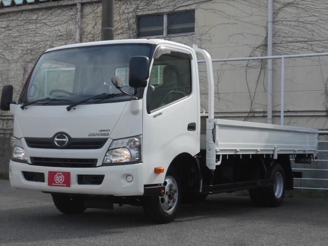 日野 デュトロ ワイドロング平ボディ　４ＷＤ　３０００ｋｇ積み　ＥＴＣ　左電格ミラー　横滑り防止装置　ＥＣＯモードスイッチ　スペアキー　アシストアイドルＵＰ　ヘッドライトレベライザー　オーバーヘッドコンソール　荷台塗装仕上げ済　４ＷＤ切替スイッチ　フリーハブ