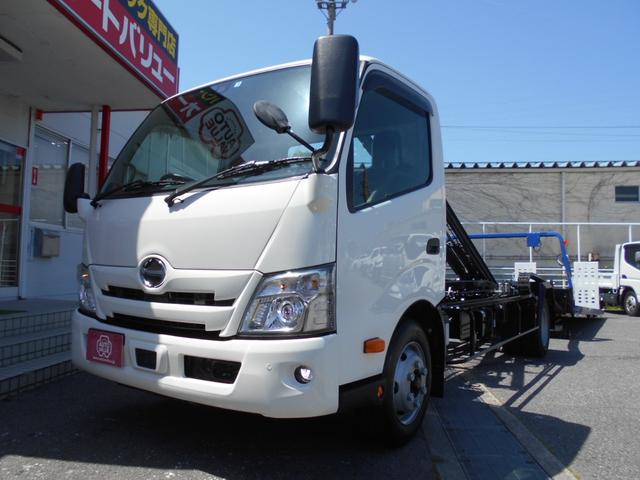 日野 デュトロ ２９００ｋｇ積み積載車　タダノ製Ｓ－ＲＩＤＥＥＸフルルラット　ラジコン　ウインチ　油圧リヤゲート　ＬＥＤヘッドライト＆ＬＥＤフォグランプ　左電格ミラー　衝突被害軽減ブレーキ　車線逸脱警報装置　横滑り防止装置　坂道発進補助装置　アイドリングストップ　ＥＴＣ