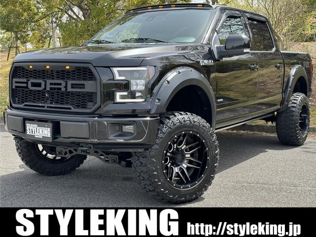 フォード Ｆ－１５０ ラリアット　新車並行車　ラリアットＦＸ４　スーパークルーキャブ　３．５Ｌエコブースト　１０速ＡＴ　２／４ＷＤ切替式　オートステップ　６インチリフトＵＰ　２０インチＡＷ　トノカバー　オーバーフェンダー　ＬＥＤライト