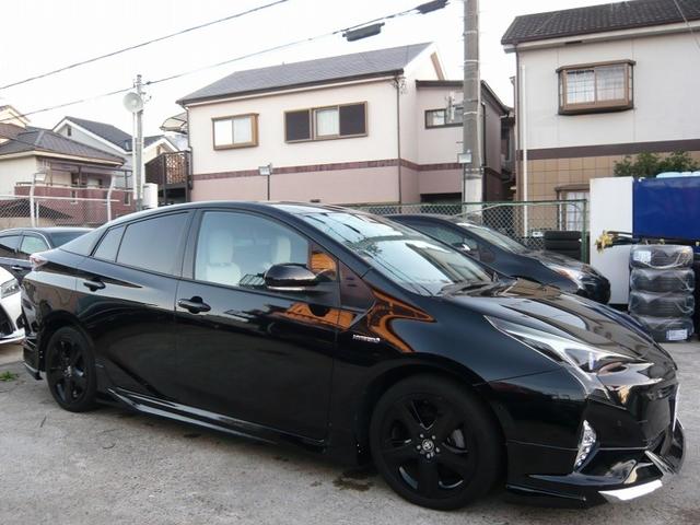 とても格好良いプリウスが入庫致しました♪ 珍しいホワイト内装、お見逃しなく♪