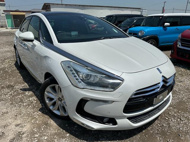 ＤＳ５ シック　スマートキー　プッシュスタート　ＨＩＤライト　ＥＴＣ　バックカメラ　革シート　パワーシート　ムーンルーフ　ポータブルナビ　クルーズコントロール