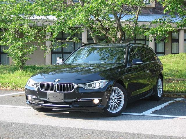 ３２０ｄブルーパフォーマンス　ツーリングラグジュアリ　無事故車　純正ナビカラーバックカメラ　黒革シート前席ヒーターパワーシート　ミラー内蔵ＥＴＣ　ターボディーゼル　アイドルストップ　ラグジュアリー１７ｉｃアルミホイール　パワーバックドア　キーフリー
