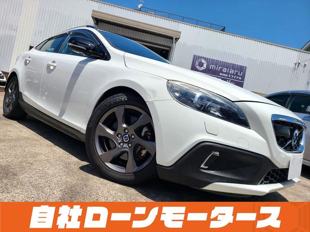 Ｖ４０ クロスカントリー　Ｔ５　ＡＷＤ　自社ローン　全国対応　４ＷＤ　シティーセーフティー　レーダークルーズコントロール　パワーシート　シートヒーター　ＨＤＤナビフルセグ　衝突軽減ブレーキ　後ろソナー　オートＨＩＤライトリアフォグ　社外サス（1枚目）