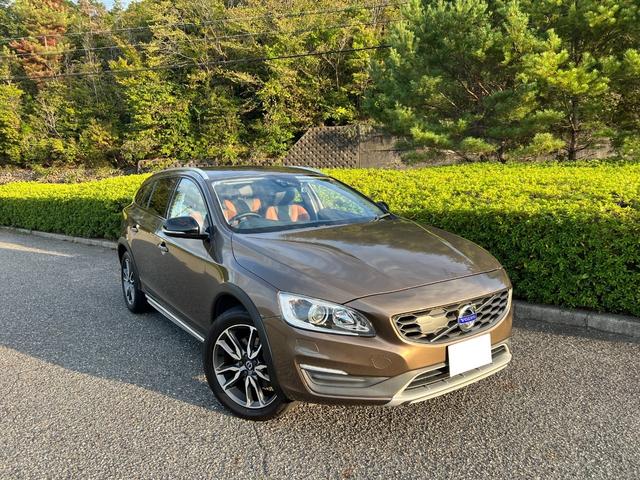 Ｖ６０ クロスカントリー　Ｔ５　ＡＷＤ　ＳＥ　パドルシフト　革シート　純正ＨＤＤナビ　ＴＶ　Ｂｌｕｅｔｏｏｔｈ　シートヒータ　電動シート　バックカメラ　キーレス　ＥＴＣ　１８インチ純正アルミ　オートクルーズコントロール　禁煙車（1枚目）