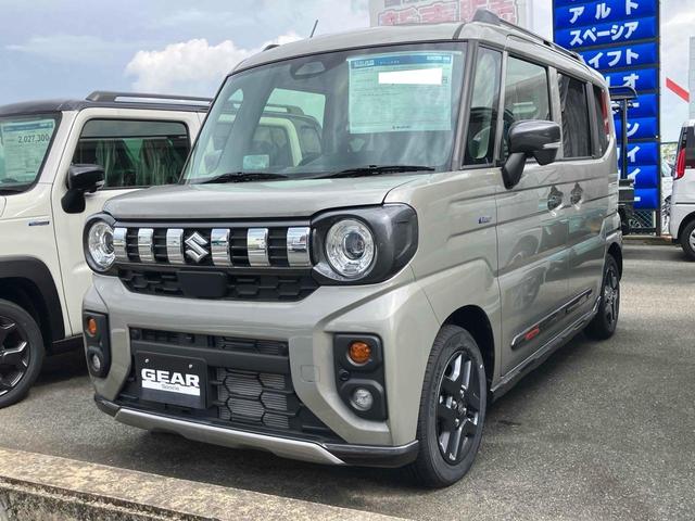 スペーシアギア ハイブリッドＸＺ　届出済未使用車　元展示車　全方位モニター付９インチメーカーメモリーナビ　ＴＶ　後席両側パワースライドドア　オートクルーズコントロール　レーンアシスト　衝突被害軽減システム　ＬＥＤオートヘッドライト（1枚目）