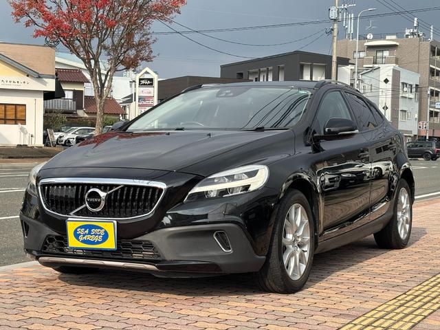 Ｖ４０(ボルボ) Ｄ４　モメンタム　ディーゼルターボ・ブレーキサポート・純正ナビ・フルセグ・バックカメラ・ＥＴＣ・ＬＥＤ・純正アルミ・ルーフレール・シートヒーター・革シート・電動シートメモリー付・パドルシフト・スマートキー 中古車画像
