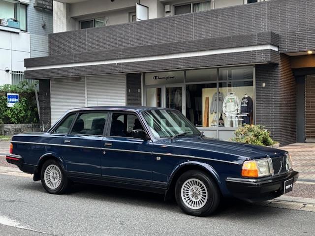 ダークブルーのブルーモケットのコロナＡＷの２４０。