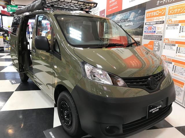 日産 ＮＶ２００バネットバン 　ＧＯＲＤＯＮ　ＭＩＬＬＥＲオリジナルバンライフカスタム　天然木（アカシア）　ベッド　テーブル　カーテン　５人乗り４ナンバー登録