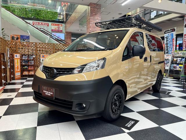 日産 ＮＶ２００バネットバン ＤＸ　ＧＯＲＤＯＮ　ＭＩＬＬＥＲオリジナルバンライフカスタム　天然木（アカシア）　ベッド　テーブル　カーテン　５人乗り４ナンバー登録