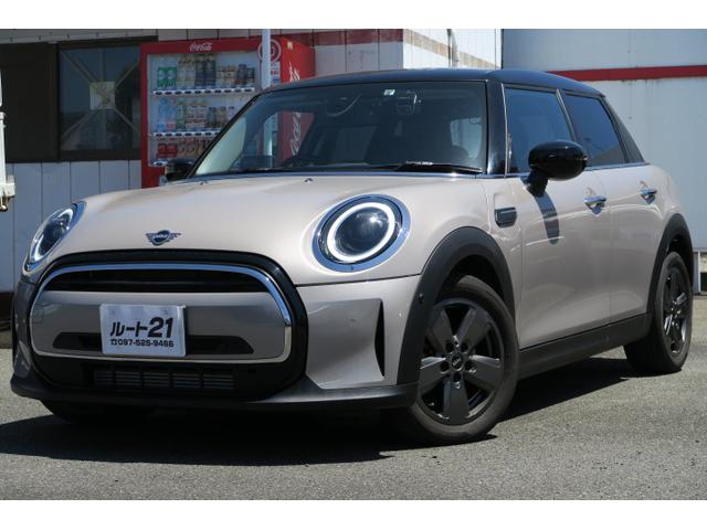 MINI 5 DOOR（ミニ）クーパー　ファーストパッケージエッセンシャル・トリム　スマートキー　プッシュスタート　コーナーセンサー　バックモニター　ドライブレコーダー　オートエアコン　ハーフレザーシート　ステアリングスイッチ 中古車画像