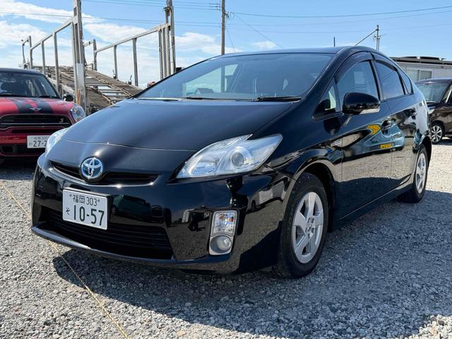 プリウス Ｓ　ハイブリッド　ＥＴＣ　バックカメラ　ナビ　オートライト　スマートキー　電動格納ミラー　ＣＶＴ　盗難防止システム　衝突安全ボディ　アルミホイール　ミュージックプレイヤー接続可　ＡＢＳ　ＥＳＣ　エアコン（1枚目）