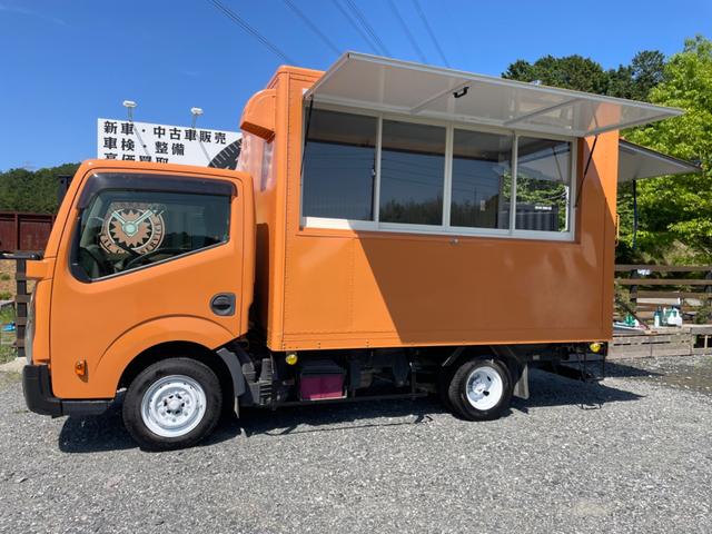 日産 アトラストラック 　１．５ｔキッチンカー　移動販売車　フードトラック　ケータリング　中型　カスタム　８ナンバー　オレンジ