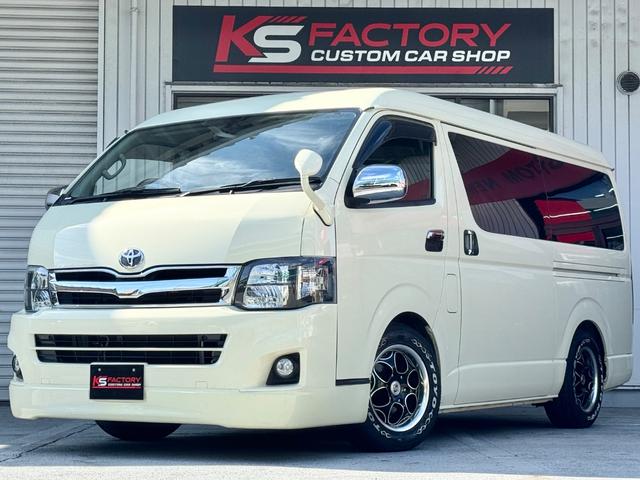 ハイエースワゴン(トヨタ) ＧＬ　特設ライトイエロー／パワースライドドア／１０人乗り／フロントスポイラー／１６ＡＷ／ＴＯＹＯタイヤ／ナビ／ＥＴＣ／バックカメラ／シートカバー／茶木目インテリアパネル／コンビハンドル／シフトノブ／カスタム 中古車画像
