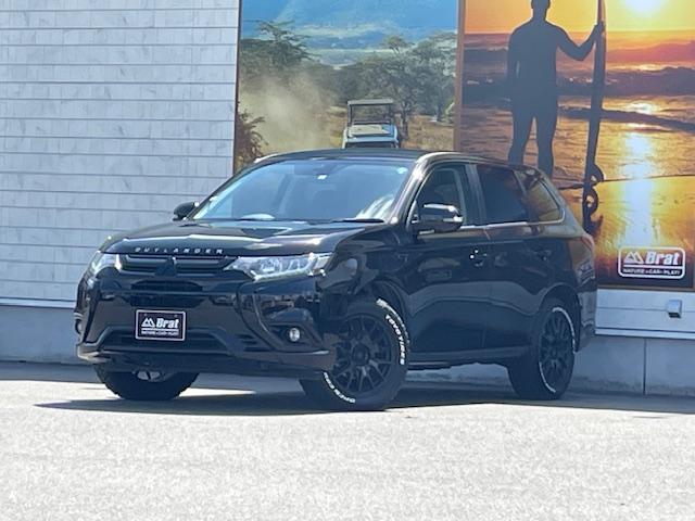 三菱 アウトランダーＰＨＥＶ Ｇナビパッケージ　エクストラック１８アルミホイール　マッドブラック塗装　ＴＯＹＯオープンカントリーＲ／Ｔタイヤ　全方位カメラ　純正メモリナビ　パドルシフト　電動リアゲート　前席シートヒーター　スマートキー