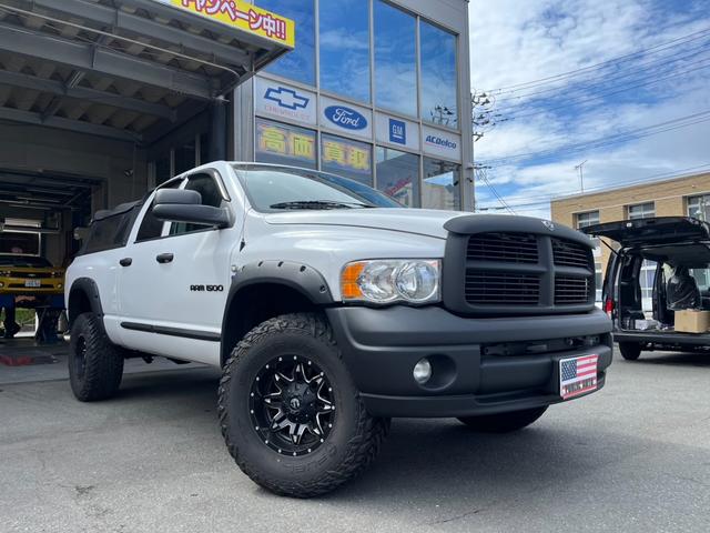 ララミーＳＬＴ　新車並行　４ＷＤ　革シート　リフトアップ　社外マフラー　社外オーバーフェンダー　２０インチＦＵＬＥホイール　ＨＤＤナビテレビ　ＥＴＣ　フロントサイドバックカメラ　キーレス　９５０登録済み