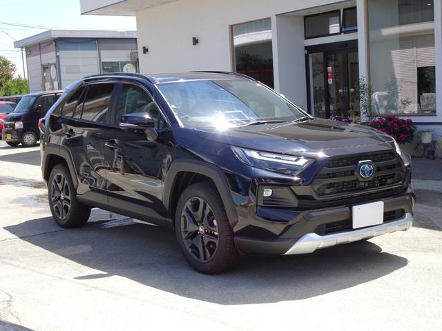 トヨタ ＲＡＶ４ ハイブリッドアドベンチャー　パノラマムーンルーフ　デジタルインナーミラー　ハンズフリーパワーバックドア　寒冷地仕様　パノラミックビューモニター　１９ＡＷ　パワーシート　電動リアゲート　オートクルーズコントロール　ＥＴＣ