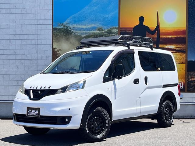 日産 ＮＶ２００バネットバン ＶＸ　リフトアップ　新品アルミ新品タイヤ　オーバーフェンダー　コンビステアリング　クラッツィオヴィンテージシートカバー　フロアパネル　Ｖモーショングリル　ルーフラック　ＳＤナビ　フロントバックカメラ　ＥＴＣ