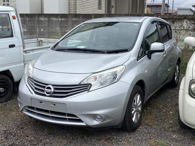 ノート メダリスト　アルミホイール　スマートキー　アイドリングストップ　電動格納ミラー　ＣＶＴ　盗難防止システム　衝突安全ボディ　ＡＢＳ　ミュージックプレイヤー接続可　エアコン　パワーステアリング　パワーウィンドウ（1枚目）